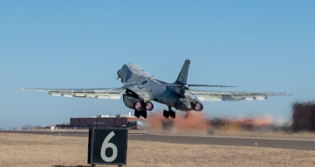 B-1 returns to flight after restoration, surviving the ‘boneyard’ B-1 returns to flight after restoration, surviving the ‘boneyard’
