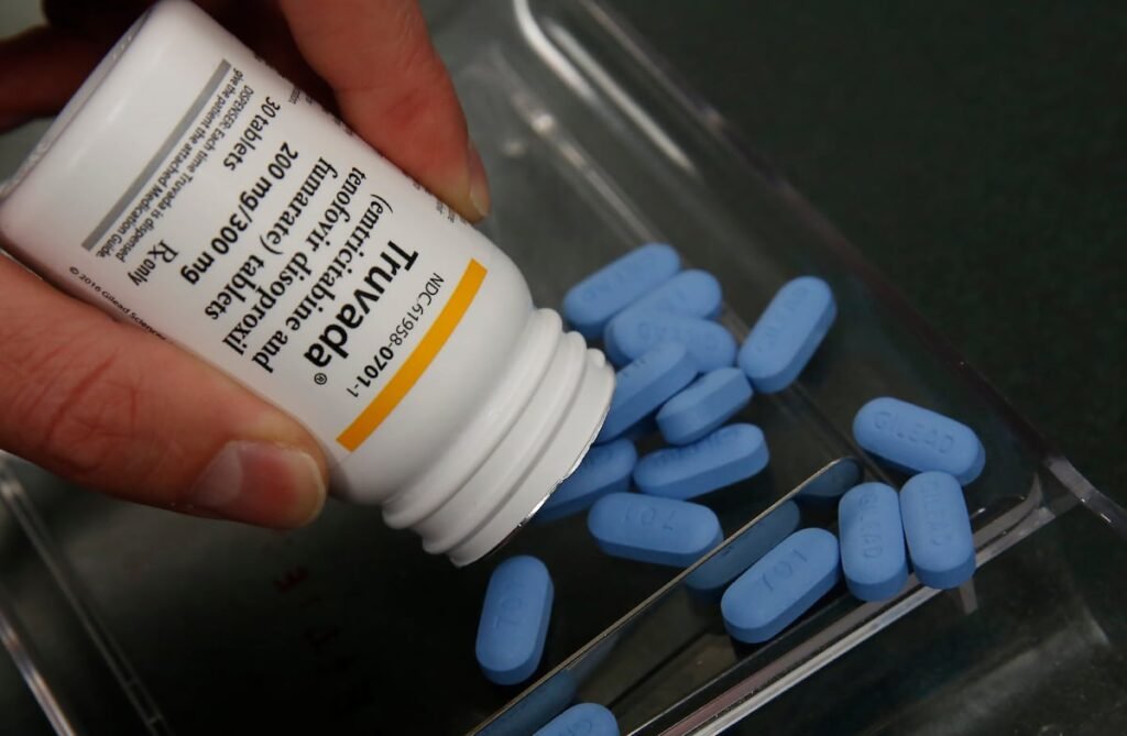Pentagon balks at court order allowing HIV-positive persons to serve Pentagon balks at court order allowing HIV-positive persons to serve